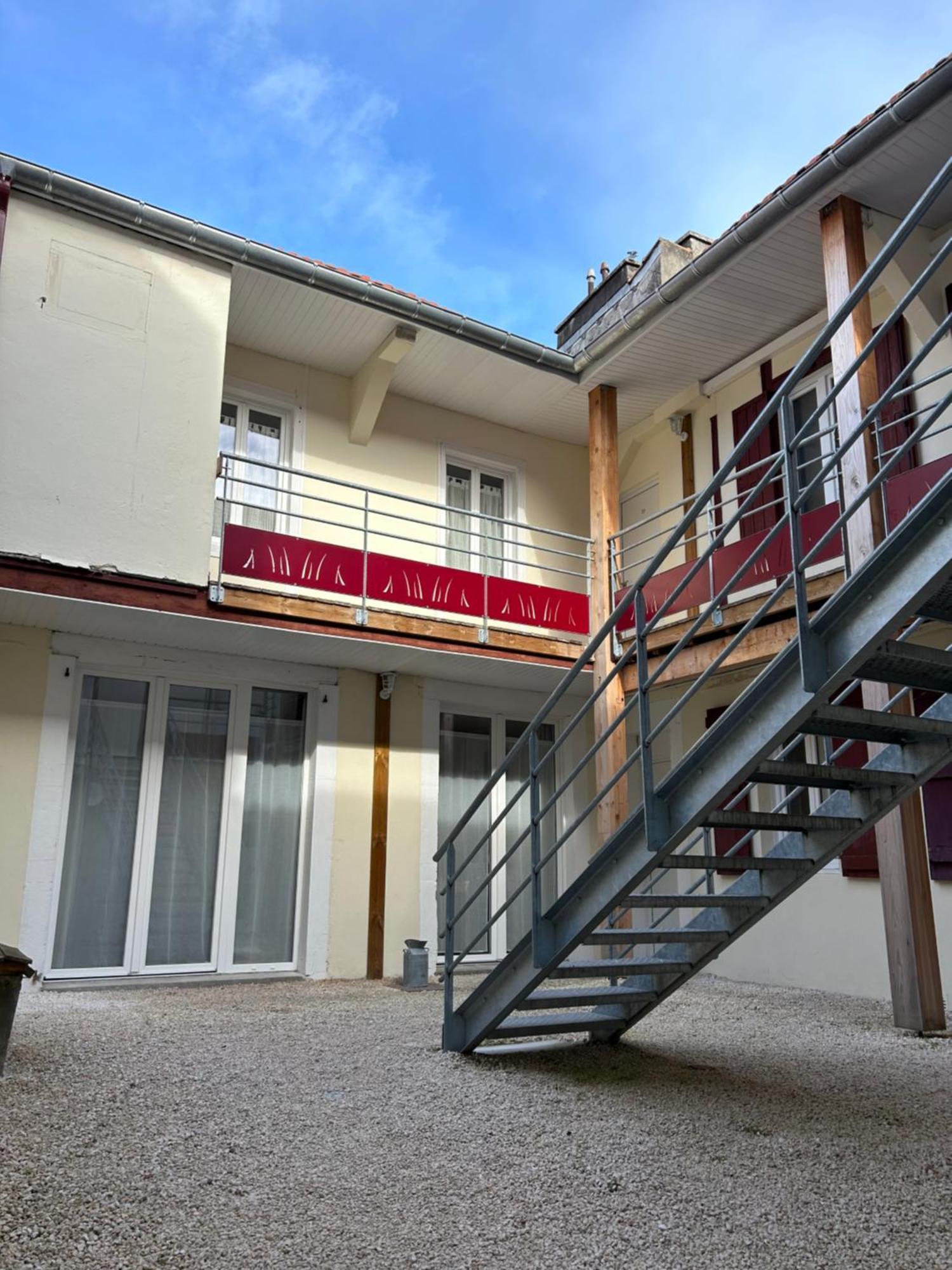 Le Patio : Appartement Chic 3 Chambres Au Coeur De По Екстериор снимка